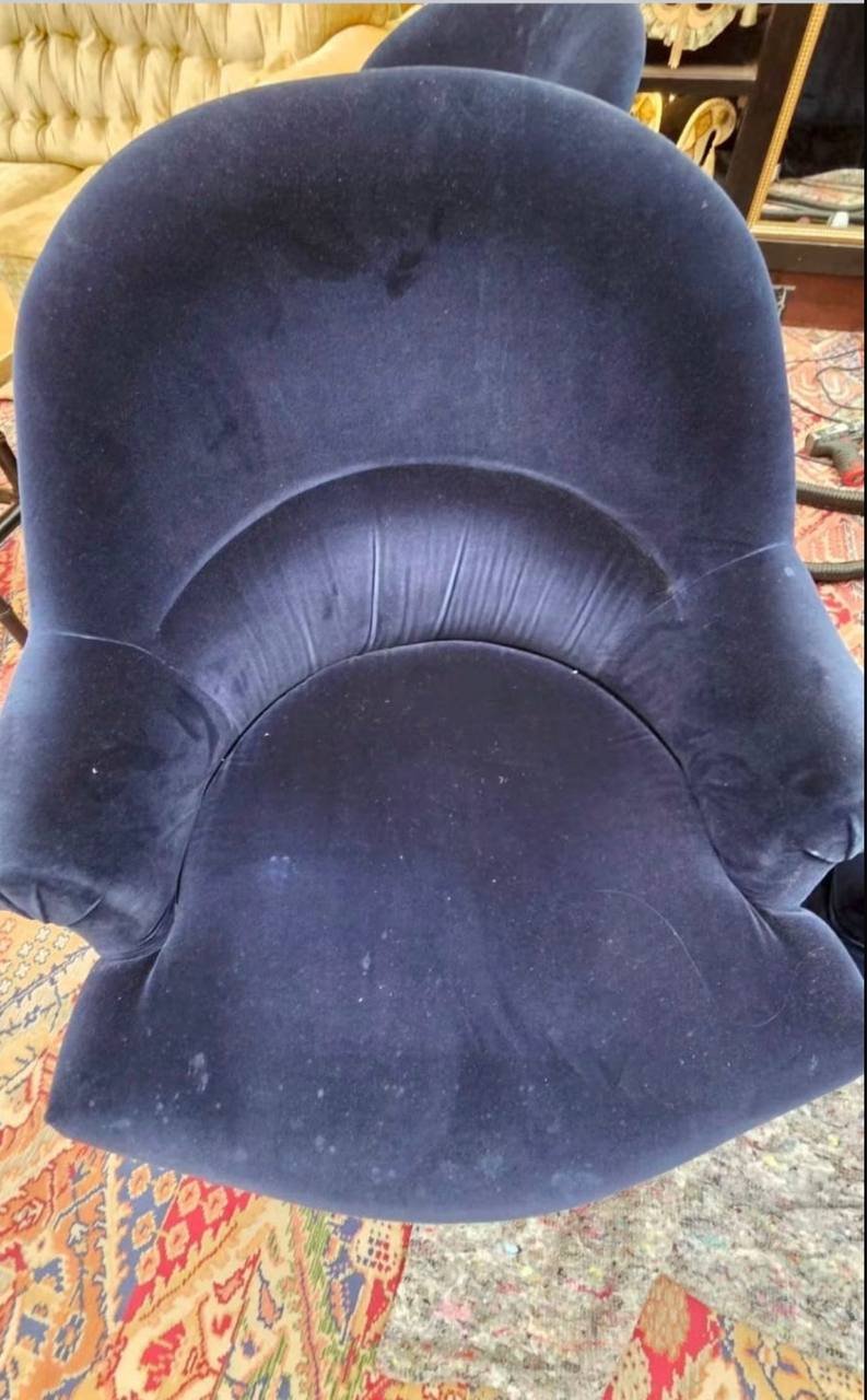 Fauteuil en velours avant nettoyage, avec salissures visibles