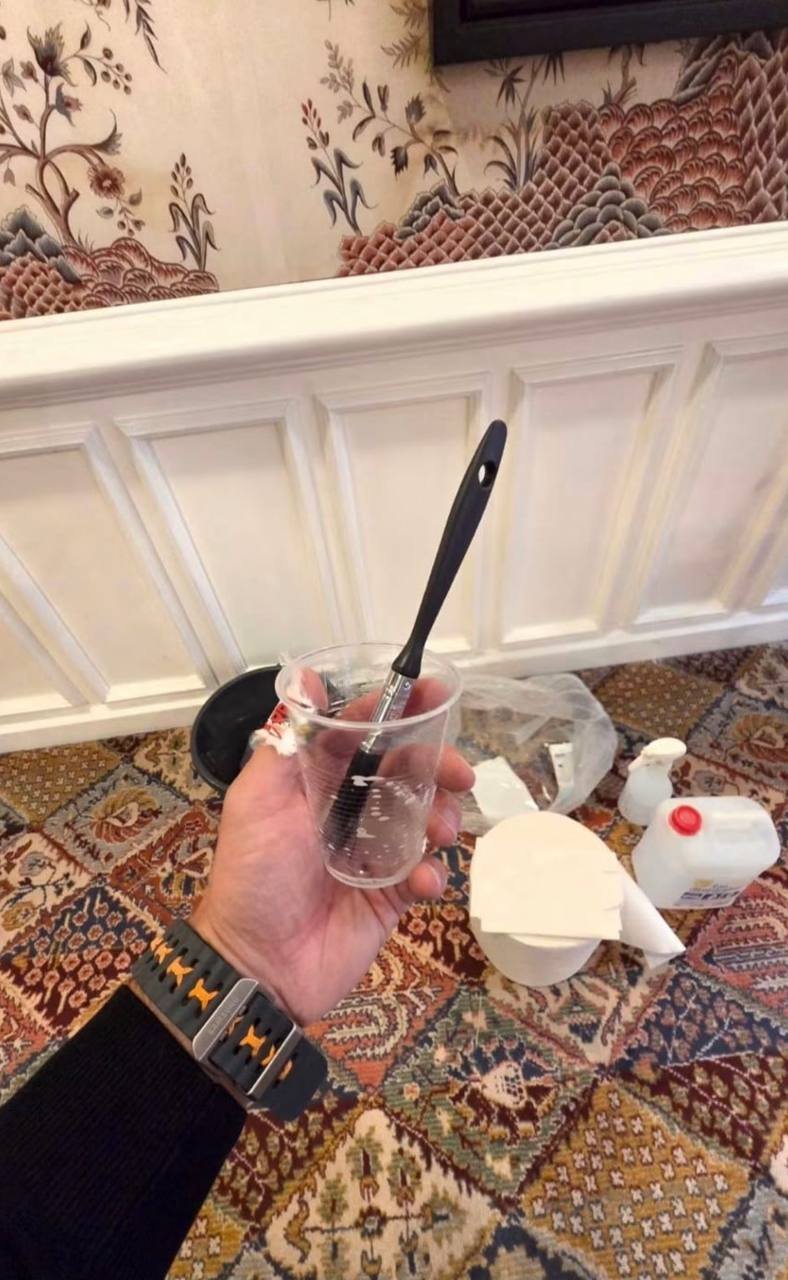 Nettoyage au pinceau d’une toile de Jouy, étape 1