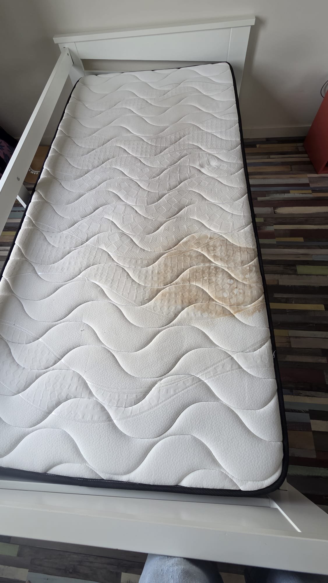 Matelas avant nettoyage, avec salissures visibles